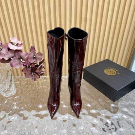 Versace 范思哲2024春夏新款长靴 场米兰秀场同简约干练的版型，童话般的亚特兰蒂斯或神奇的海洋主题，明亮的荧光色和各种彩色配色，鲜艳的颜色和自由的轮廓， - 点击图像关闭