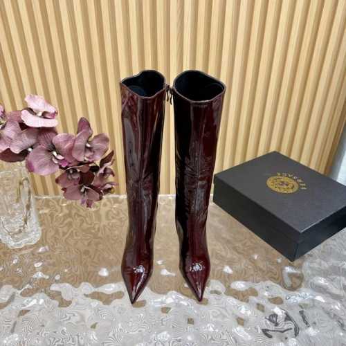 Versace 范思哲2024春夏新款长靴 场米兰秀场同简约干练的版型，童话般的亚特兰蒂斯或神奇的海洋主题，明亮的荧光色和各种彩色配色，鲜艳的颜色和自由的轮廓，