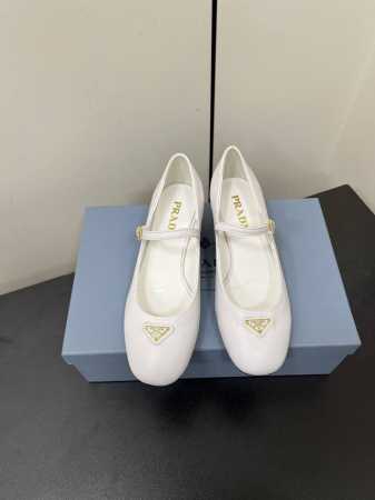 PRADA 25ss 普拉达秋冬新品 实力来袭 中跟玛丽珍粗跟单鞋 芭蕾舞鞋超级爆系列爆品，各大网红明星乔欣，程潇，同款圆头三角扣 玛丽珍单鞋 ！时髦百搭nic - 点击图像关闭
