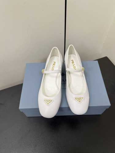 PRADA 25ss 普拉达秋冬新品 实力来袭 中跟玛丽珍粗跟单鞋 芭蕾舞鞋超级爆系列爆品，各大网红明星乔欣，程潇，同款圆头三角扣 玛丽珍单鞋 ！时髦百搭nic