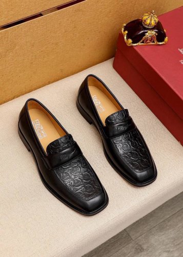 商品商标：Ferragamo 菲拉格慕 休闲皮鞋 正码码数: 38-44 45订的制 商品材料：精选 进口头层小牛皮压花鞋面+原版五金扣，进口水染牛皮内里。强烈