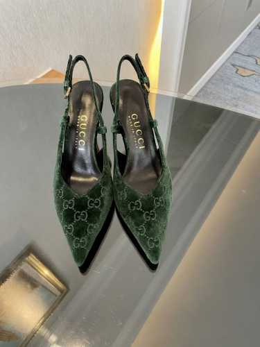 Gucci 冬季新款金属跟尖头单鞋，备受喜爱的浅口鞋再度回归，匠心选用不同材质，真皮和天鹅绒等丰富材质巧妙诠释合多种场合，这款搭配金属鞋跟增添了不少亮点，相当有
