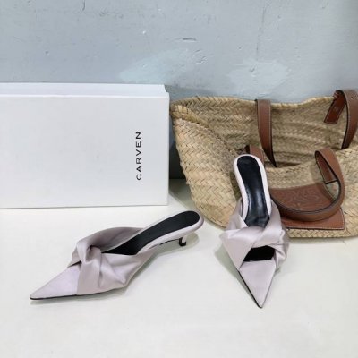 高品质出厂 小众潮牌Carven25春夏新款简易复古真丝绸缎麻花尖头猫跟拖鞋凉鞋 春夏季节搭配裙裤都非常好看 简单利落的设计很适合日常穿着 后空设计 慵懒随性