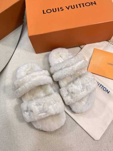 路易威登lv秋冬最新款毛毛拖鞋～ 这双毛拖也是好好看！皮质的就是非常高级呀！！搭配秋冬的牛仔短裤 简直就是完美呀！穿上立马拥有理想的身高有没有！ 大爱款，有时尚
