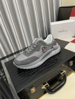 出厂价Pp： Moncler 蒙口 低帮休闲鞋 正码码数: 38-46 商品材料：鞋面进口磨砂皮拼接布料，透气内里，原版大底。5色可选