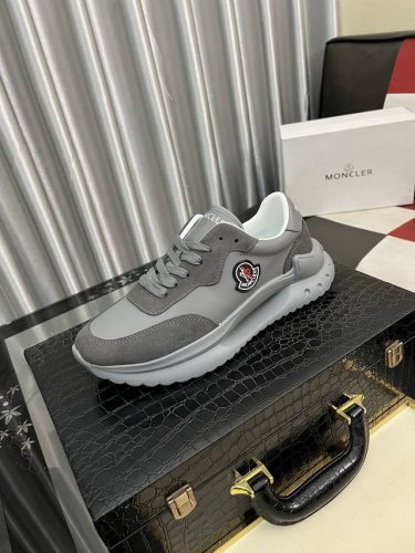 出厂价Pp： Moncler 蒙口 低帮休闲鞋 正码码数: 38-46 商品材料：鞋面进口磨砂皮拼接布料，透气内里，原版大底。5色可选