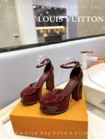 出厂 Loui& Vuitto&路易威登 法国代购新款驴牌 春夏首选 Lv欧美风时尚凉鞋 ++= 最新款路易威登传统硬箱的精巧标准品牌扣你前带简约大方 春夏新品