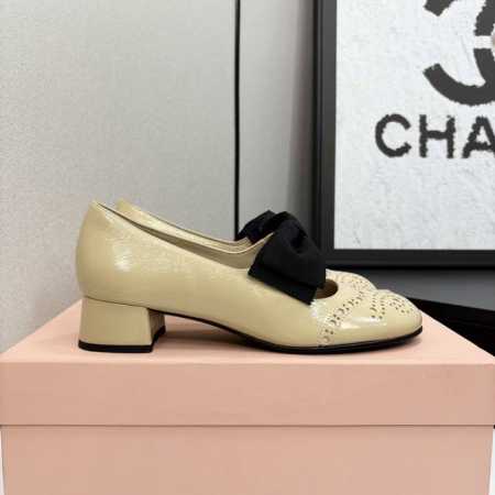 顶级品质miumiu缪缪25春夏走秀新款new arrival～粗跟圆头玛丽珍蝴蝶结松紧带单鞋！复古冲孔雕花细节质感满满～复古时髦～配个彩色袜子超好看～超减龄～ - 点击图像关闭