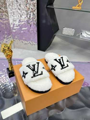 工厂直批： 飞机盒5 Louis vuitton 2024新款羊毛拖鞋细柔软羊毛 頂级品质纯皮毛一体直毛打造！超温暖的感觉，穿上仿佛踩在云朵上LV经典老花装饰，