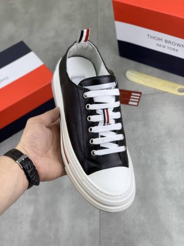 工厂p价p 实价 Thom Browne 汤姆.布朗 Tb官网同款 原单爆款运动鞋 头层牛皮加透气布料1 1原板 羊皮内里鞋身配件开模 品质 亲们你还为穿着搭配