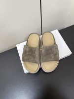 therow 25Ss春夏新品水台厚底魔术贴糖果色拖鞋 这不用多说，是近两年最火之一的品牌，几乎博主人手一双！春天的季节就要到了，推荐这款随性又不乏设计感的拖鞋