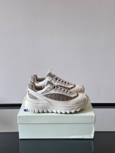 burberry 顶级 Size：39-44 38.45定做 Bur**巴宝莉户外系带运动鞋，具有舒适防滑性能，采用皮革和科技面料制成，专为户外跑步或都市漫步而