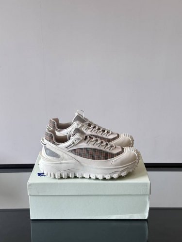 burberry 顶级 Size：39-44 38.45定做 Bur**巴宝莉户外系带运动鞋，具有舒适防滑性能，采用皮革和科技面料制成，专为户外跑步或都市漫步而