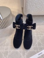 出厂价 CHANE*最新走秀款蝴蝶结粗跟短靴 精致百搭 蝴蝶结装饰乖巧可爱 整体甜美又不失优雅温柔 鞋面进口天鹅绒 羊皮 内里垫脚混种羊皮 意大利真皮大底 跟高