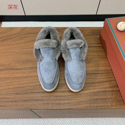 Loro Piana 高帮毛里乐福鞋。意大利顶级羊绒复古优雅低调奢华。时尚性与皮料实用性同样兼具依然全网最高品质。鞋面羊京丝质柔滑。手工缝线，A级羊毛里。原版大