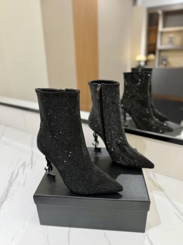 Saint Laurent 圣罗兰 YSL字母金属跟满钻拉链踝靴 短靴。满鞋水钻bling bling闪闪亮。 鞋面格利特牛皮镶嵌施华诺水钻，羊皮内里 垫脚，