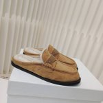 Dior秋冬全新上线平跟羊毛半拖穆勒鞋 这款 Dior Boy 穆勒鞋是二零二四冬季成衣系列新品，融入 Dior 非凡的精湛工艺，重新诠释经典乐福鞋设计。采用绒
