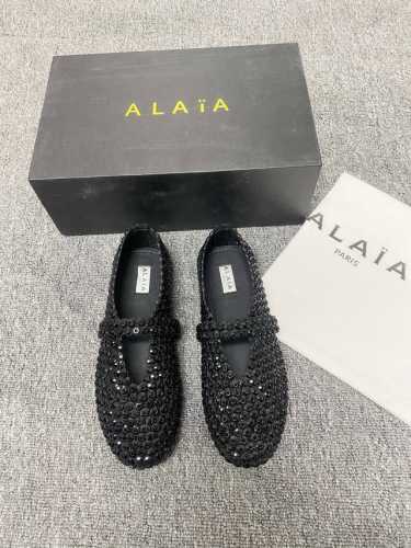 Alaia 走秀款平底芭蕾舞平底单鞋！甜酷芭蕾风，人气超高的一款芭蕾舞鞋，浪漫又迷人舒适百搭。原版订制羊京皮施华钻 面料，羊皮内里，私模橡胶防滑大底，码数：35