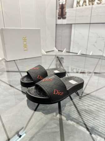 售 价: 商品商标：Dior* 迪奥* 拖鞋正码码数: 35-47 可订做35.36.46.47定做 商品材料：鞋面专柜原版材料，舒适内里，原版大底编 号：82 - 点击图像关闭