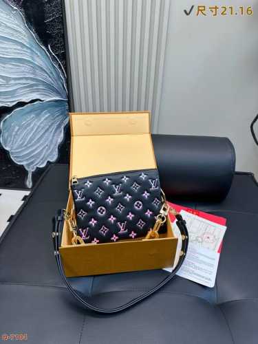 配折叠盒 Lv Coussin 抱抱包 新配色 最爱的黑白 Look来啦 柔软的小羊皮质地让我拿上手的那一刻就爱上了它的触感包包内里很多小隔层让各种私人物品各归