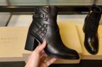 巴宝莉 BURBERRY 马术灵感及踝靴，精选平滑皮革材质，搭配品牌 House 格纹裁片。 鞋面：牛皮，内衬：100%羊皮 靴底：橡胶，套穿式设计；扣环调节