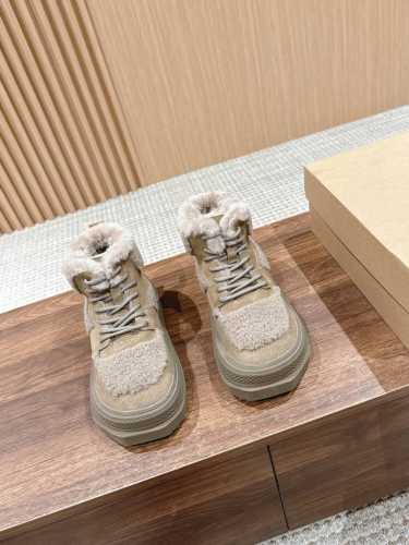 顶级品质 # 一直在流行的泰迪卷卷毛，她总是那么的经典，不管她在哪个地方总是能够嗅到她独有的香！味，一款由她做成的休闲时尚风格的马丁靴，她来了送给你冬天的温暖，