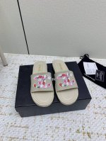 出厂 高版本 Chanel 香奈儿2025双C平底一字拖鞋 众多明星网红上脚 国内外博主刷爆的一个百搭系列 春夏衣橱搭配必备 凉鞋首选. 鞋面 进口超柔羊皮 内