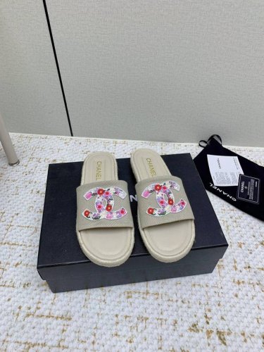 出厂 高版本 Chanel 香奈儿2025双C平底一字拖鞋 众多明星网红上脚 国内外博主刷爆的一个百搭系列 春夏衣橱搭配必备 凉鞋首选. 鞋面 进口超柔羊皮 内