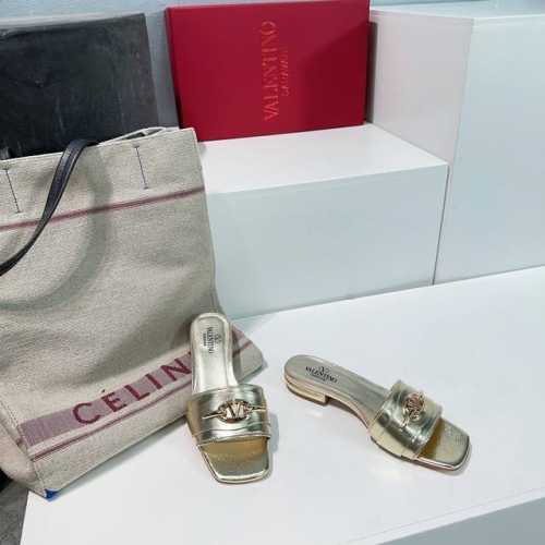 高品质出厂340！顶级品质Valentino华伦天奴25春夏新品V扣粗跟简易拖鞋！新款限定 官网同步 时装周新款 小红书推荐种草 独特风格！简约精美,大方优雅！