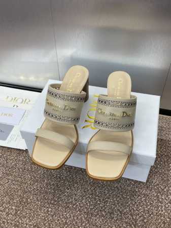 工厂p价p 迪奥 Dior 2025 春夏新款 D-Lane 果冻色镂空粗跟女鞋 Cd字母Logo五金扣低跟圆头露趾凉拖鞋 市面顶级版本 材质:鞋面进口小牛皮+ - 点击图像关闭