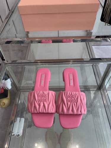 Miu Miu缪缪 春夏平底小羊皮凉拖鞋 Zp开发 原版拆卸 对版菱格纹 Miumiu真的太少女啦 小羊皮超级软糯 舒适度超高 鞋面对版菱格小羊皮 金属小Log