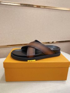 工厂p价 Lv打造顶级代购 男士春夏拖鞋专柜同步 鞋面意大利进口牛皮 高品质工艺 鞋底 原厂特供原版底 独家活动成型底超级舒适 原厂跟单货 高品质 可随意进出专