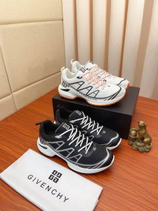 实价： Givenchy 纪梵希 高端版本 专柜同步发售鞋面：意大利进口品牌Logo印花布匹 尽显奢华，羊皮内里加上双层组合，脚感舒适，鞋底：原厂特供气垫Tup