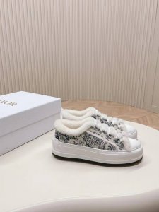 冬天来了~毛绒绒的dior运动鞋可以穿起来 Dior 迪奥 2024早春新品 经典厚底刺绣运动鞋，内里皮毛一体，兼具好看与保暖功能，Nice得很哦 增高效果也很