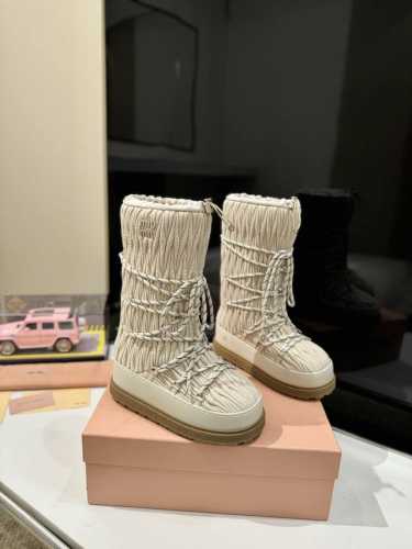 雪地长靴 MiuMiu缪缪最新系列，女士徽标尼龙华达呢雪地派对金属标双色厚底收缩系带羽绒雪地靴滑雪靴胖头靴！ 有轻奢的内蕴品质，自带温暖的腔调，材穿着舒服，爱