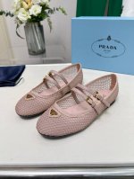 prada25Ss新款英伦风跳舞鞋 小皮鞋乐福鞋 复古时尚经典单品 巴黎时装周第一场分量十足的大秀场打造的新品 灵感由D主设计师巧妙结合在完美鞋型上.搭配品牌搭
