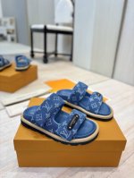 出厂价pp： 情侣款 Lv驴牌L家 2025爆款 浮雕Logo 压花 凉拖鞋 本款 pool pillow Comfort 平底凉拖取材科技织物，以高频压印技术