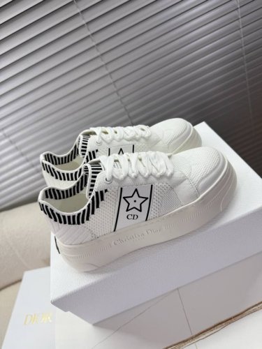 dior 春夏季新款小白鞋 一眼就爱上的小白鞋 经典百搭四季皆宜 可与各式服装搭配 采用弹力针织面料 撞色面料 原版星星装饰 原版大底后跟凹凸立体Cd星标 Ch