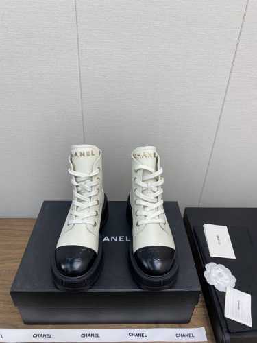 Chanel香奈儿 24 秋冬短靴 马丁靴 顶级版本 经典拼色完美搭配！ 真的超级有个性，是这款鞋子最大的亮点，醒目而不浮夸的设计，超日常超酷，无论搭配裤子卫衣
