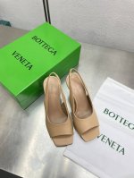 Bv Knot系列金属跟后空鱼嘴凉鞋 杏色 这款方头拖鞋简直Bv最新天花板啦 5彩色百搭 金属麻花跟 为了稳固耐穿特意采用特殊工艺 消除心理阴影 耐穿舒适 性感