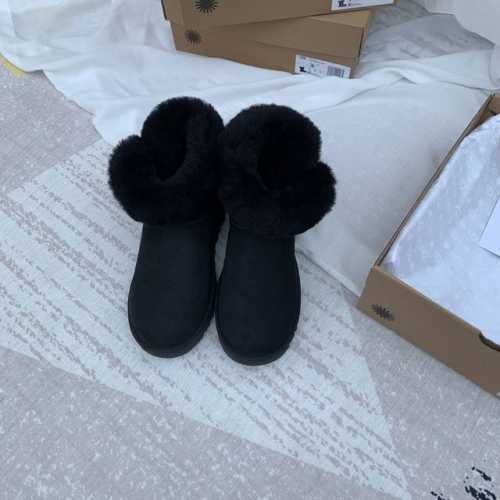 GG22牛角扣雪地靴1133356入冬大衣必有牛角扣一席之地！而这款雪地靴设计灵感来源于经典的牛角扣大衣，经典元素融入于此的同时鞋口还做了翻毛设计 使得看起来