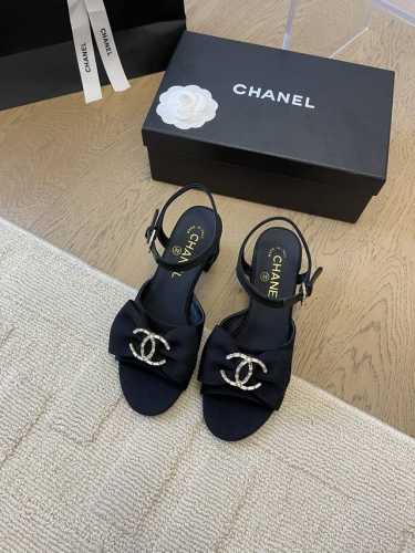 Chanel 小香新品走秀款凉鞋 简约又不失甜美俏皮！ 鞋头经典拼色简约易搭，搭配一字带更加跟脚。 内里羊皮 真皮大底 Size:35-39 其他码数定做