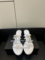 Alexanderwang 亚历山大王 新款高跟拖鞋 永远爱大王的高跟鞋 简约百搭又好看！钻链的设计真的太绝了 设计闭眼入就行了 不会出错！ 跟高：6.5 8c