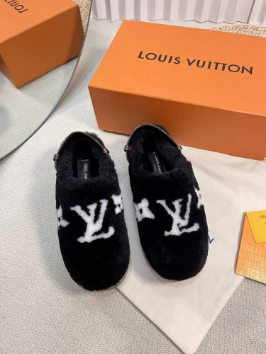 路易威登lv秋冬最新款毛毛拖鞋～ louis vuott on fw24 new arrival～ 1v 24秋冬厚底勃肯毛拖新品 皮毛一体材质，样子可爱极了，