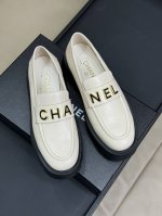 橙子出厂价 CHANEL 香奈儿 字母乐福鞋 一脚蹬乐福鞋 厚底单鞋 搭配鸳鸯字母饰扣，超好看呀 油蜡牛皮材质，质感很好 鞋底发泡材质，非常轻，而且增高效果好！