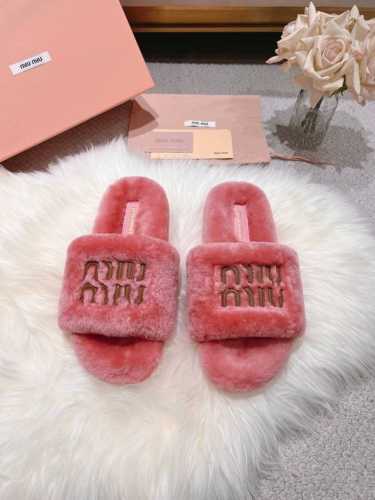 跑量款 miumiu*爆款毛拖 顶级直毛 桃红色 2024新毛毛鞋 顶级品质 全新冰岛羊羔毛，双层皮毛一体鞋面舒适柔软，利落线条勾勒别致廓形，挥洒自信时髦。温柔