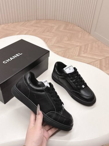 Chanel 香奈儿25新春夏款休闲运动鞋 板鞋 配色无敌漂亮高级又好穿 绝对仙女款 非常轻便，内里也是超级软，超级舒服，鞋面透气设计，配色高级耐看 百搭 年度