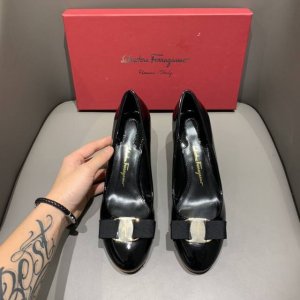 橙子出厂价 Ferragamo 菲拉格慕 蝴蝶结圆头漆皮粗跟单鞋 浅口高跟女鞋 码数：34-42