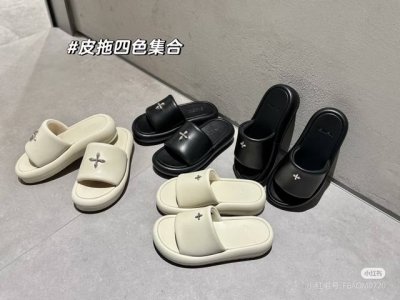 25Ss托鞋 最新火爆款十字花 拖鞋 厚底 休闲 百搭的极简风国潮，新作继承了诸多品牌制胜的流行元素，势必大热 超级酷 黑暗百搭风 采用高密度透气牛皮革 ，配有