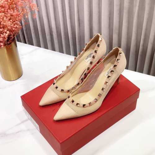 Valentino 初夏新品。 P350。 华伦天奴新款若隐若现性感波点蕾丝系列 鞋面：原版开发波点蕾丝配羊京皮，原版锍钉 内里：羊皮内里垫脚 大底：原色复古效